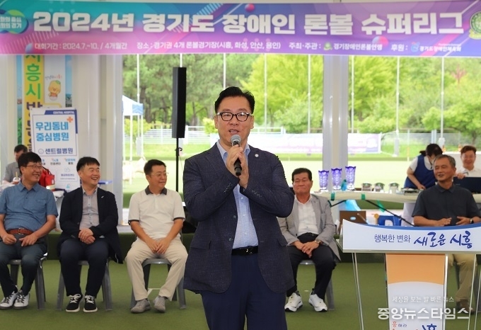 사단법인 경기언론인협회 박종명 협회장이 론볼슈퍼리그 개막식에서 축사를 하고 있다.