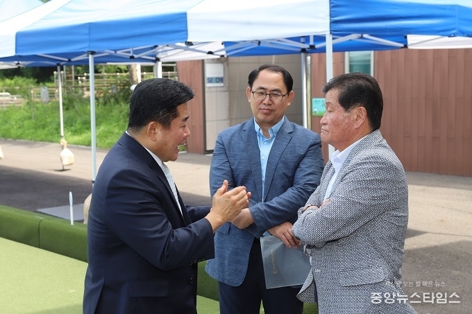 '2024 경기도 장애인 론볼 슈퍼리그' 개막식에 참석한 경기도장애인체육회 백경열 사무처장, 허범행 경영본부장 등 내외빈이 이야기를 나누고 있다.
