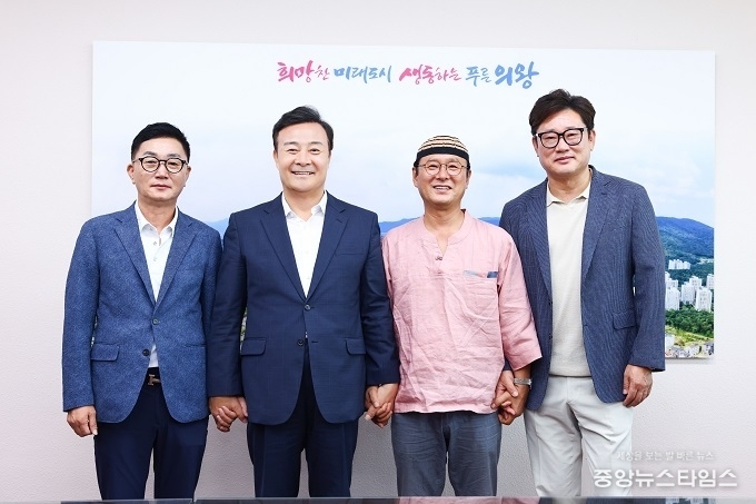 11일 의왕시장실에서 한의사 김오곤씨가 김성제 의왕시장에게 건강보조식품을 후원한 후 방재영 중앙뉴스타임스 대표, 엄명수 아시아투데이 부장과 기념촬영을 하고 있다.