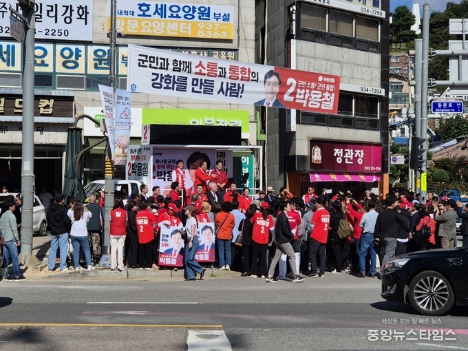 왼쪽 박용철 강화군수 후보, 추경호 원내대표(가운데), 배준영 국회의원.(사진=박용철 후보 캠프)