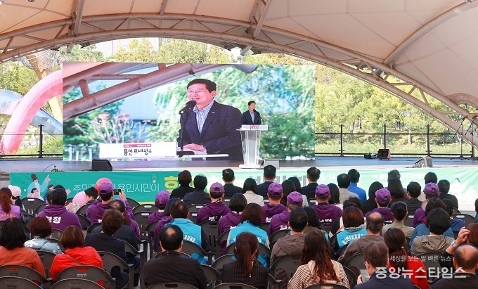 이상일 용인특례시장이 3일 동백호수공원에서 열린 2024 용인시 주민자치 박람회에서 인사말을 하고 있다.(용인특례시 제공)