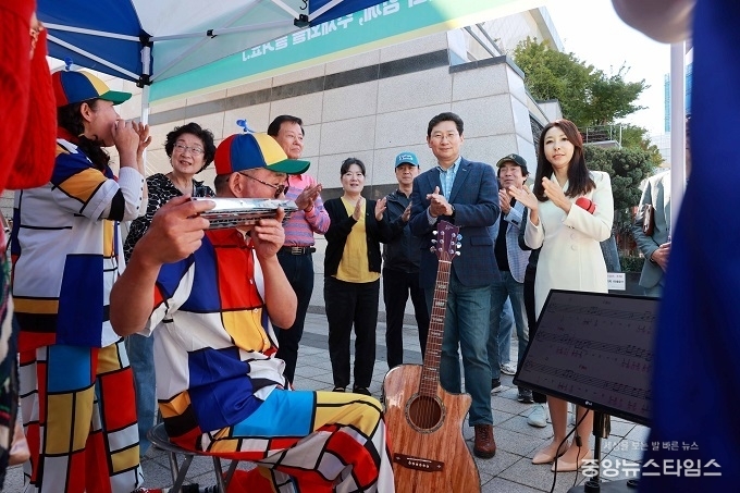 이상일 용인특례시장이 3일 동백호수공원에서 열린 2024 용인시 주민자치 박람회에서 기흥구 영덕1동의 하모니카 공연을 관람하고 있다.(용인특례시 제공)