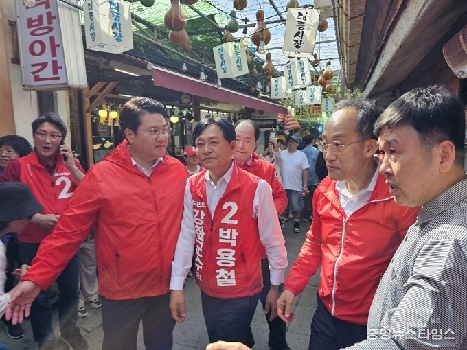 박용철 후보와 추경호 원내대표의 교동 대룡 시장 방문.(사진=박용철 후보)