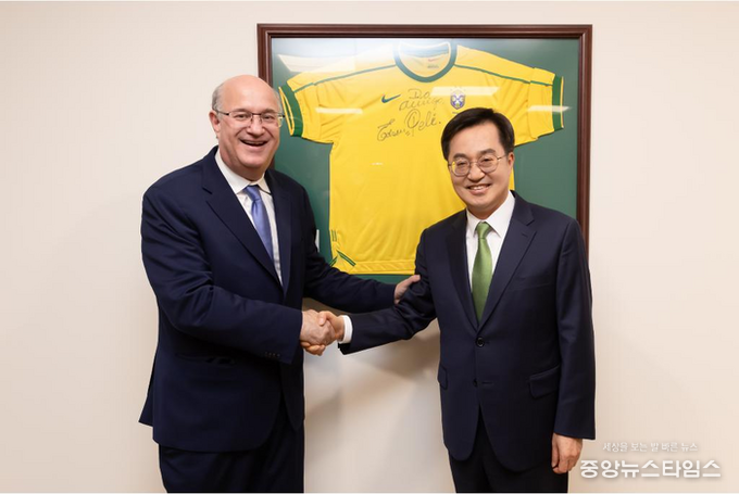 미국 현지시간 15일 오후 워싱턴DC에 있는 미주개발은행에서 김동연 경기도지사가 일랑 고우드파잉(Ilan Goldfajn) (IDB)총재와 면담 후 기념촬영을 하고 있다.(사진=경기도)