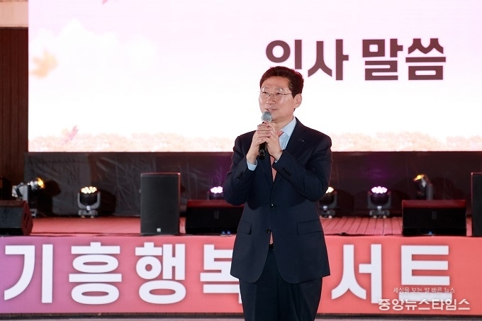 1일 기흥구 구갈동 강남근린공원에서 열린 '기흥행복콘서트'에서 이상일 시장이 축사를 하고 있다.(사진=용인시)
