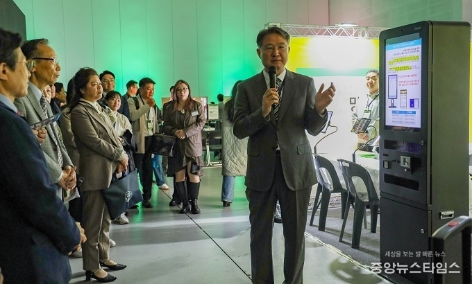 사회적 가치 창출형 게임 제작지원 부스를 소개하는 탁용석 원장.(경콘진 제공)