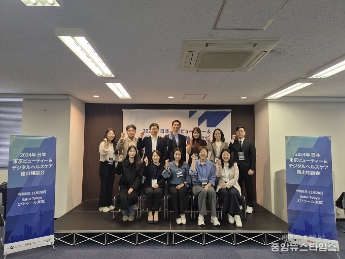 수출상담회 참가자 단체사진.(용인시산업진흥원 제공)