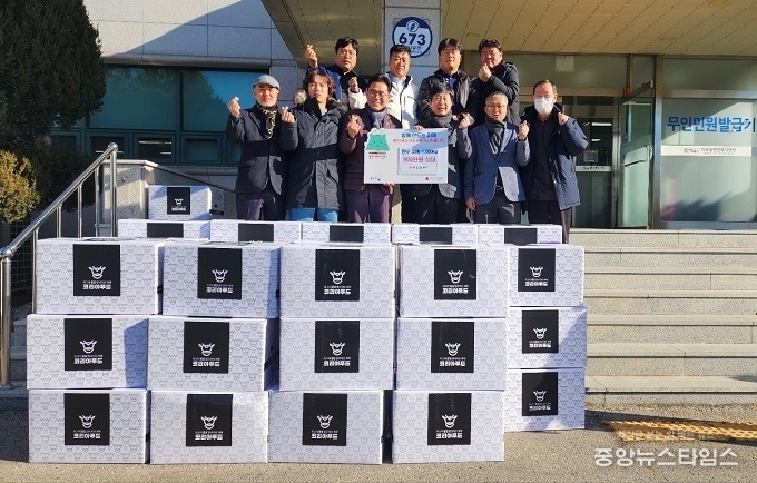 이동읍 체육회와 (주)코리아푸드가 1000만원 상당의 한우 소뼈 1000kg을 기탁했다.(용인시 제공)