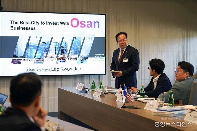지난 9월 9일 이권재 오산시장이 미국 서니베일 어플라이드 머티어리얼즈서 투자유치 설명회를 진행하고 있다.(사진=오산시)