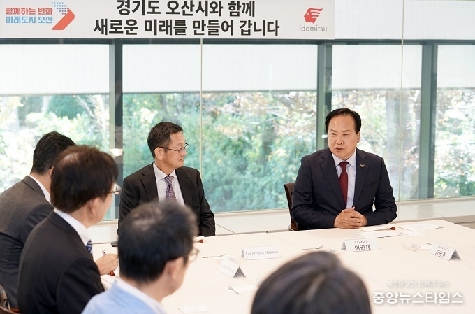지난 2023년 11월 일본 이데미츠코산에 방문해 투자유치 오산입지 강점에 대해 설명하고 있다.(사진=오산시)
