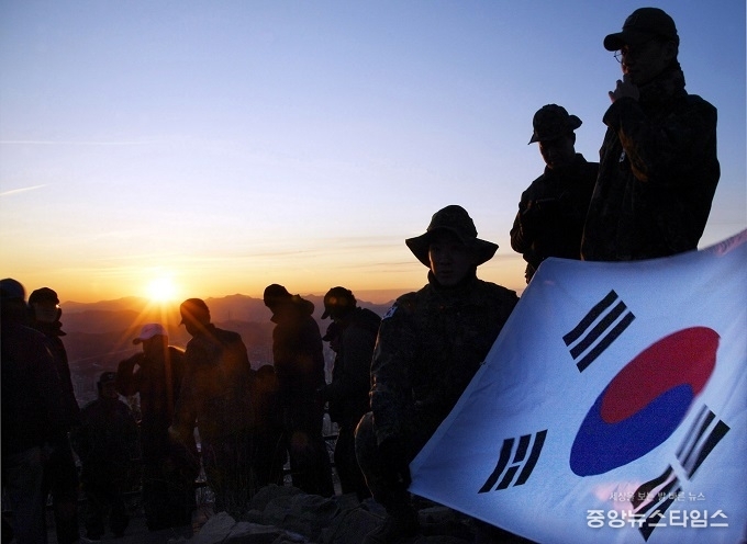 해 첫 소래산 일출을 즐기는 산행객들.(시흥시 제공)
