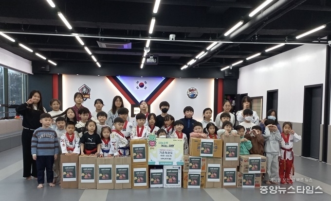 가온태권도(관장 이해군) 라면 606개 기탁(용인시 제공)