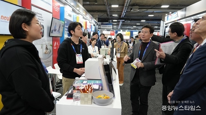 'CES 2025' 시 단체관에 참여한 상현동 소재 기업인 '노을' 부스를 방문해 제품 설명을 듣고 있는 이상일 용인특례시장.(사진=용인특례시)