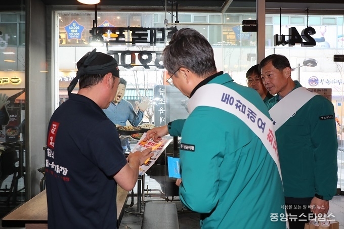 이진찬 성남부시장과 시청 관계자들이 17일 야탑동 소재 음식점을 대상으로 화재예방 캠페인을 벌이고 있다.(사진=성남시)