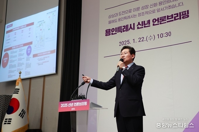 이상일 용인특례시장은 22일 기흥ICT밸리에서 열린 신년 언론브리핑에서 경기남부광역철도 사업에 대한 의견을 밝히고 있다.(사진=용인특례시)