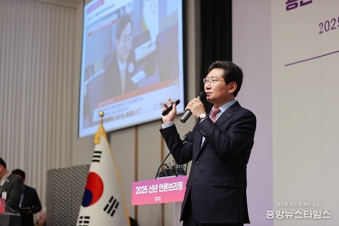 이상일 용인특례시장은 22일 기흥ICT밸리에서 열린 신년 언론브리핑에서 경기남부광역철도 사업에 대한 의견을 밝히고 있다.(사진=용인특례시)