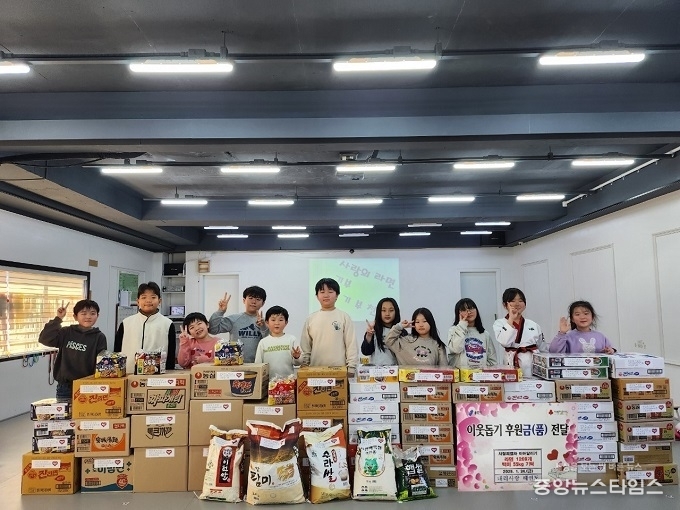 내리사랑태권도(현용섭 관장)는 라면 1,269개와 백미 55kg을 기탁했다.(사진=용인특례시)