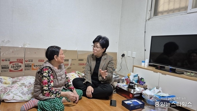 오선희 기흥구청장은 24일 90대 어르신 가정을 방문했다.(사진=용인특례시)