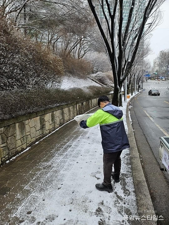 이면도로 제설작업 모습.(사진=성남시)