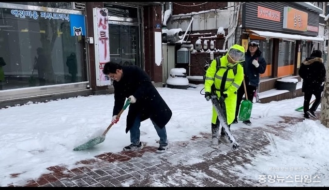 성남시 상대원2동 제설작업 모습.(성남시 제공)