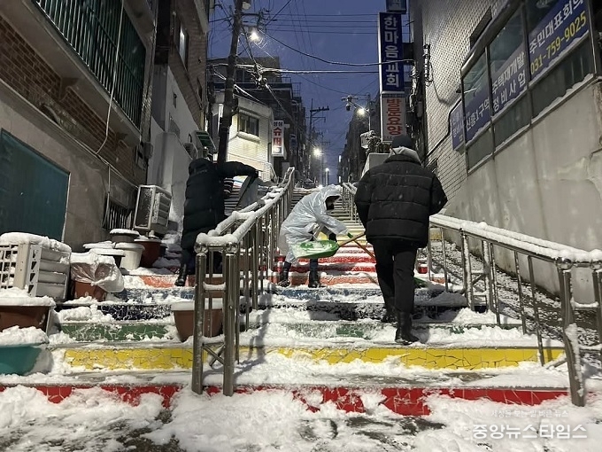 성남시 신흥1동 제설작업 모습.(성남시 제공)