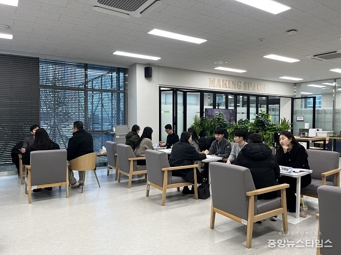 1대1 상담창구에서 각 분야별 상담을 진행하고 있다.(용인시산업진흥원 제공)