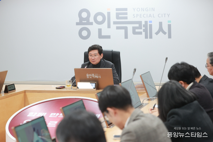 이상일 용인특례시장이 17일 열린 간부공무원 회의에서 '시민체감 생활밀착형' 행정의 중요성을 강조하고, 원활한 사업 추진을 참석자들에게 주문했다.(용인특례시 제공)