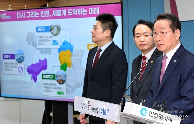 유정복 인천시장이 18일 시청 브리핑룸에서 인천형 행정체제 개편에 따른 자치구 출범 준비 상황에 대한 언론브리핑을 하고 있다.(인천시 제공)