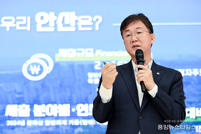 지난해 5월 이민근 안산시장이 뉴시티 프로젝트를 소개하고 있다.(안산시 제공)