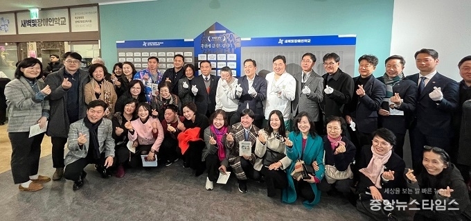 수원새벽빛장애인야간학교 이전 개소식 참석자 모습.(사진=수원특례시의회)