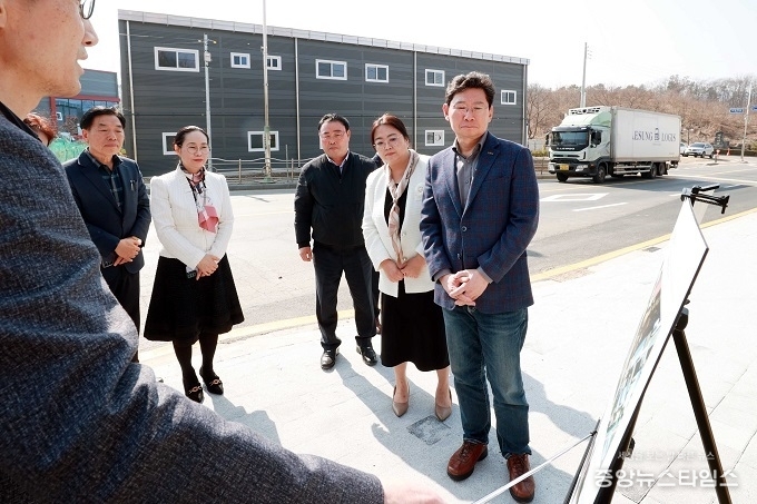 21일 영문중에서 이상일 용인특례시장이 현장점검을 하고 있다.(용인특례시 제공)