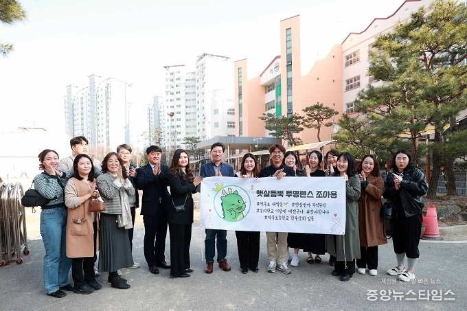 21일 역북초에서 이상일 용인특례시장이 학교장과 학부모들과 기념사진을 찍고 있다.(용인특례시 제공)