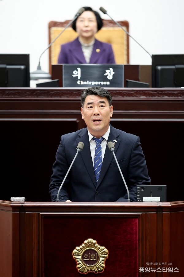 인천시의회 김명주 의원 제301회 인천시의회 임시회 제3차 본회의 시정질의 모습.(사진=인천시의회)