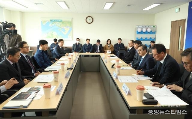 31일 오후 평택항 동부두에서 김동연 경기도지사와 현대차 등 자동차 업계 관계자 등이 참석한 가운데 자동차 업계 애로사항 청취 및 관세 관련 대응 방안 논의를 위한 평택항 자동차 수출기업 현장간담회를 하고있다.(경기도 제공)