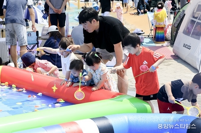 제15회 뱃놀이 축제를 찾은 가족 단위 관람객들이 낚시놀이 프로그램에 참여하고 있다.(화성특례시 제공)