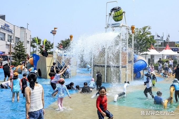 제15회 뱃놀이 축제를 방문한 아이들이 물놀이를 즐기고 있다.(화성특례시 제공)