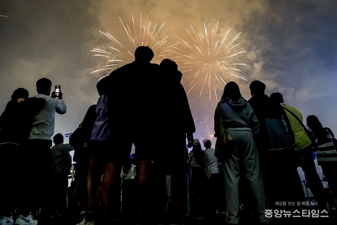 제15회 뱃놀이 축제를 찾은 방문객들이 불꽃놀이를 즐기고 있다.(화성특례시 제공)