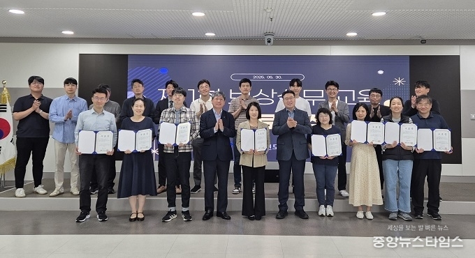 보상실무 교육 수료식 참석자들이 기념촬영을 하고 있다. (iH 제공)