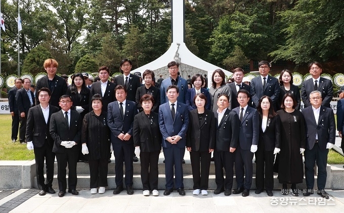 이상일 용인특례시장이 6일 처인구 김량장동 중앙공원 내 현충탑에서 열린 제70회 현충일 추념식에서 참석자들과 기념촬영을 하고 있다.(용인시 제공)