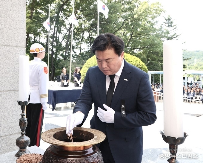 6일 오전 임병택 시흥시장이 제70회 현충일을 맞아 관내 현충탑에서 조국을 위해 몸 바친 순국선열과 호국영령의 고귀한 애국정신을 기리는 분향을 하고 있다. (시흥시 제공)