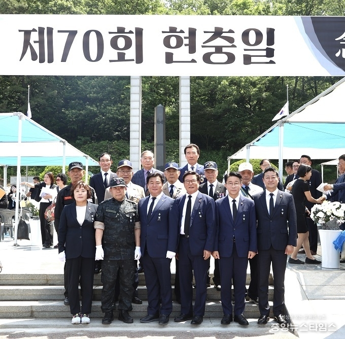 6일 오전 제70회 현충일 기념식에서 임병택 시흥시장(사진 왼쪽 세번째)이 조정식 국회의원(사진 오른쪽 두번째)을 비롯해 시의회 의장, 보훈단체와 관계장하 함께 기념 촬영을 하고 있다. (시흥시 제공)