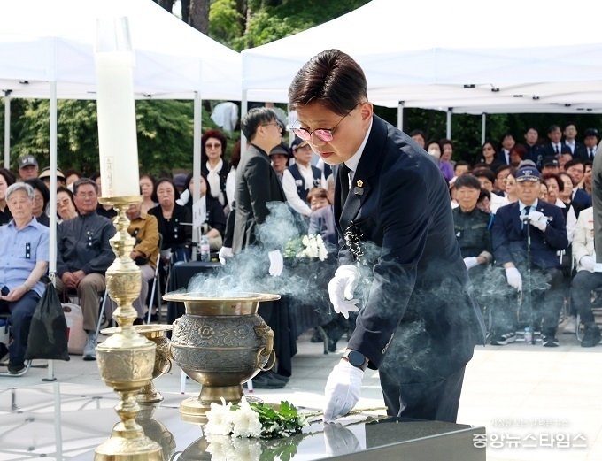 6일 시청 공원 현충탑 경내에서 열린 제70회 현충일 추념식에서 성남시의회 안광림 부의장이 분향을 하고 있다.(성남시의회 제공)