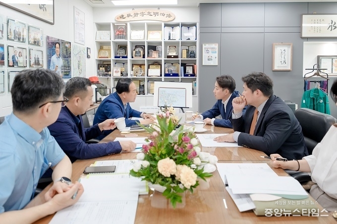 이권재 오산시장(사진 왼쪽 첫번째)이 동탄2신도시 내 초대형 물류센터 건립 계획과 관련해 이준석 개혁신당 국회의원(사진 오른쪽 첫번째)과 대응 방안을 논의하고 있다(오산시 제공)