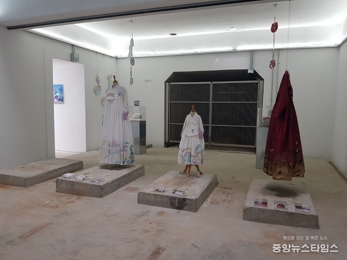 맑은물상상누리 비포어에서 진행 중인 한복그래피티 전시(시흥시 제공)