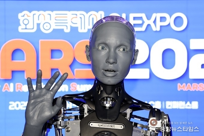 휴머노이드 로봇 '아메카'가 MARS 2025를 통해 국내에 처음 공개됐다.(화성시 제공)