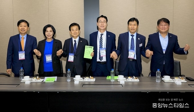 정명근 화성특례시장이 이학영 국회부의장, 최민희 국회 방통위원장, 정동영 국회의원, 박민규 귝회의원과 함께 MARS 2025의 성공을 응원하고 있다.(화성시 제공)