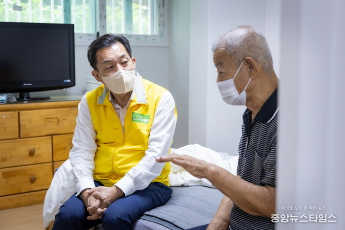 지난해 8월 이재준 수원시장이 수원새빛돌봄 지원 대상자 가구를 방문해 대화를 나누고 있다. (사진제공=수원시)