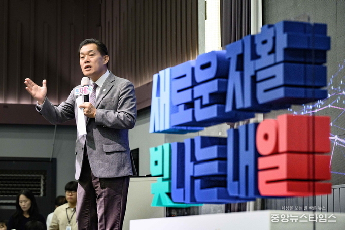 지난해 11월 2024년 자활사업성과보고대회에서 이재준 시장이 인사말을 하고 있다. (사진제공=수원시)