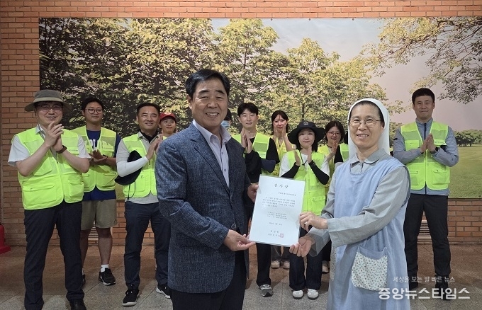 성심원으로부터 감사장을 받고 있다.(사진=용인시산업진흥원)