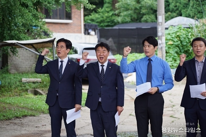 김성회, 한준호, 이기헌, 김영환 국회의원 산황동 골프장 증설 인가 고양시장 규탄,(사진=고양시 민주당)